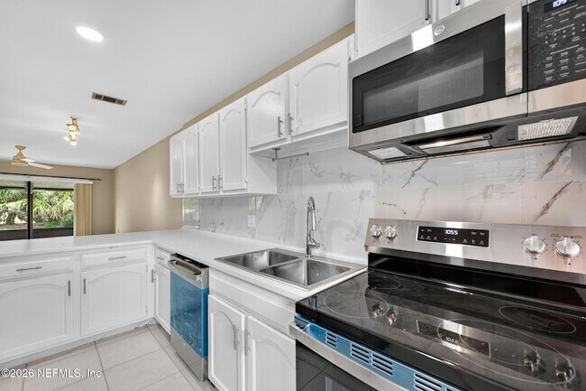 Building Photo - 838 Lawnwood Ave NE