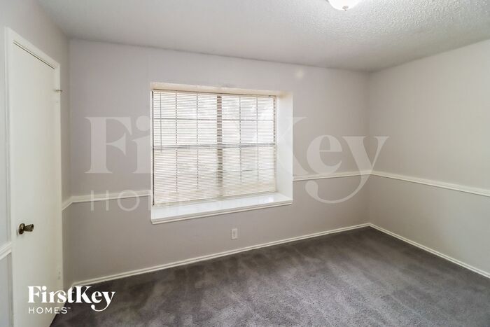 Building Photo - 3200 Creekwood Ln