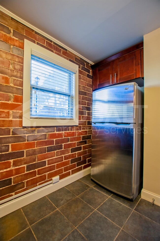 Building Photo - 626 Irwin St NE