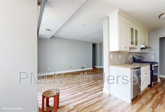 Building Photo - 462 River Rd