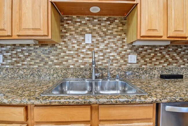 Building Photo - 9028 Burr St