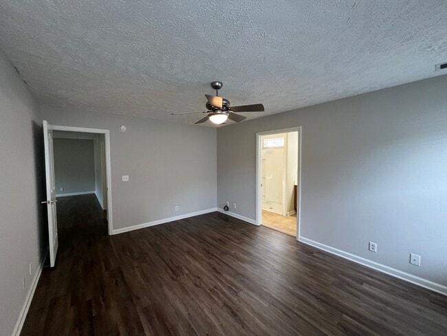 Building Photo - Spacious 4 Bedroom 2.5 Bath Available Now!