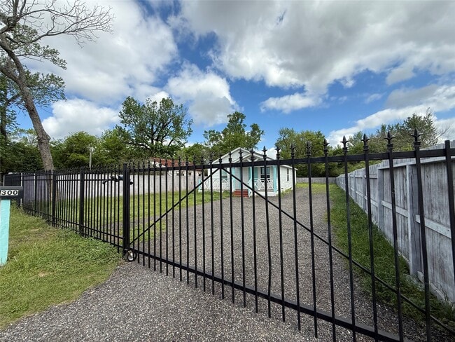 Building Photo - 300 Longstreet Rd