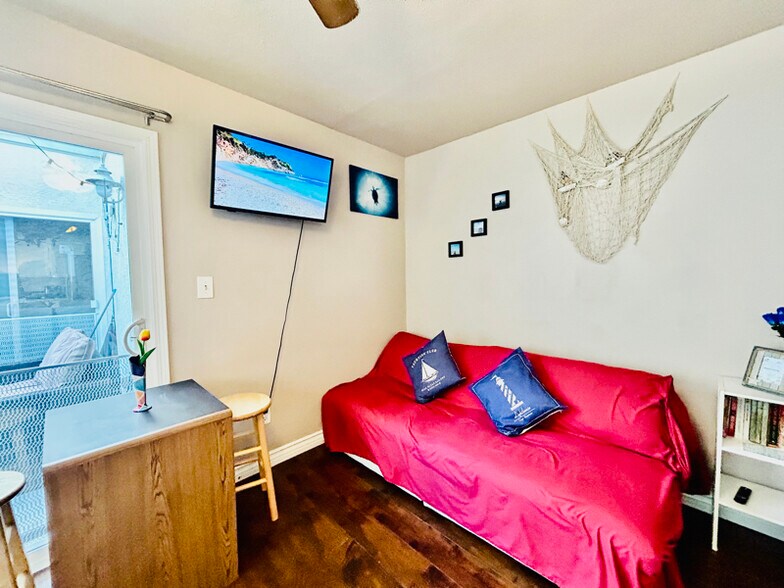 Building Photo - 604 17th St