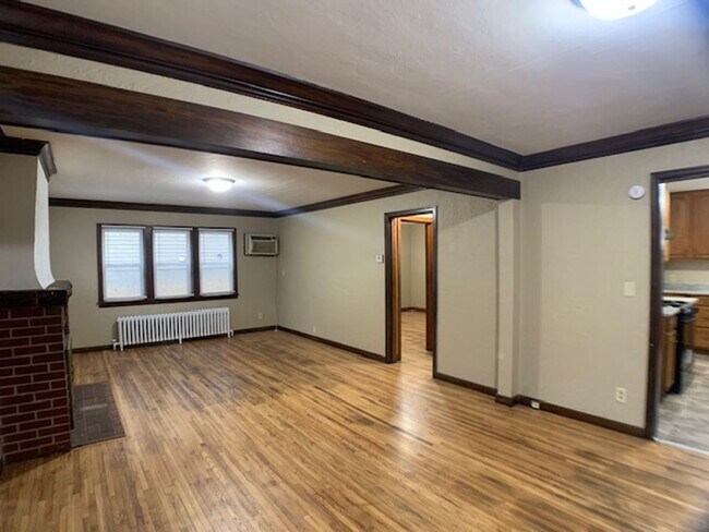 Building Photo - 1130 6th St E