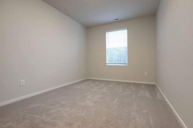 Building Photo - 3 Bedroom 2.5 Bathroom Home with Beautiful Finishes!!