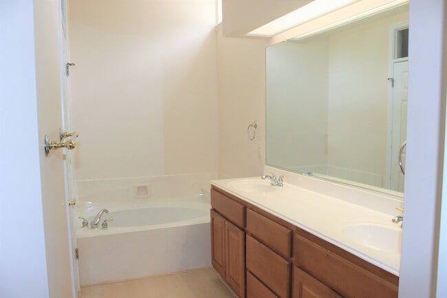 Building Photo - 103 Hill Country Dr