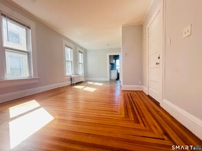 Building Photo - 133 Quaker Ln S