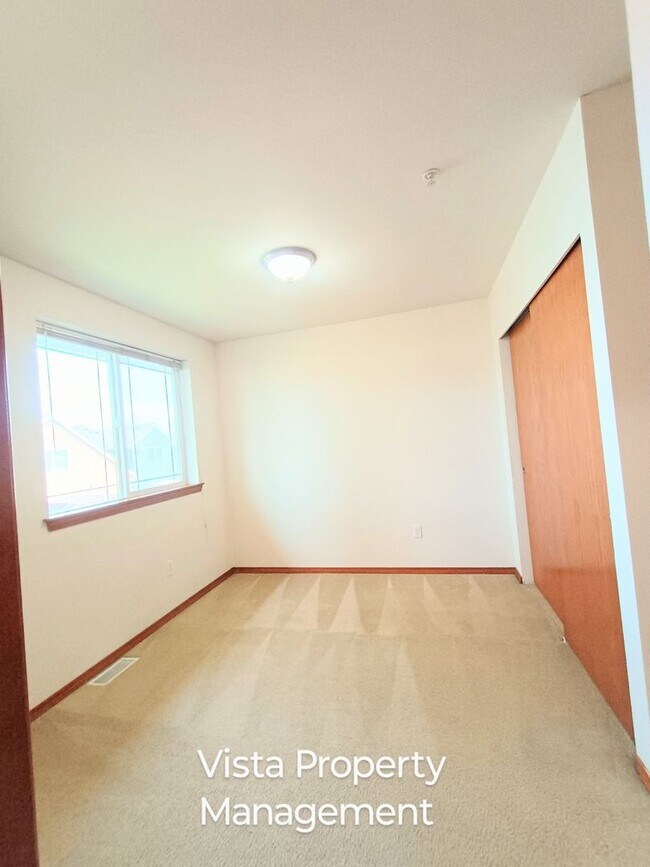 Building Photo - 2 Bedroom 2.5 bath BIG Townhouse with garage - minutes from JBLM East Gate