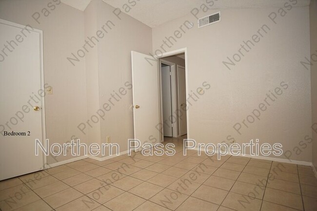 Building Photo - 2917 E Glen Dr