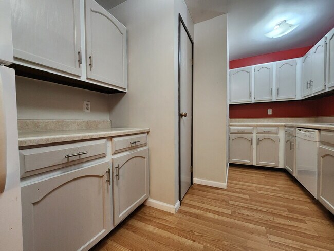 Building Photo - 2 Bedroom condo unit Appleton