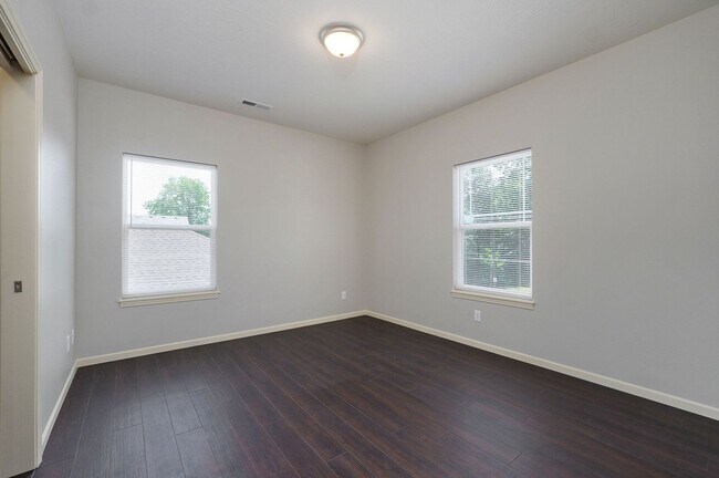Building Photo - 1345 E Cherry St