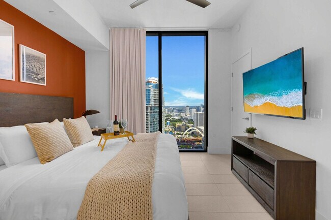 Building Photo - 601 NE 1st Ave