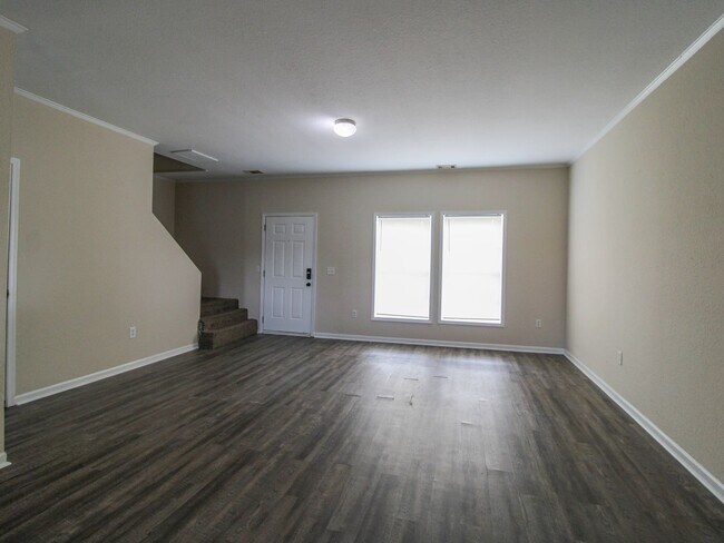 Building Photo - Charming 3BR/2.5BA Townhome Available Now