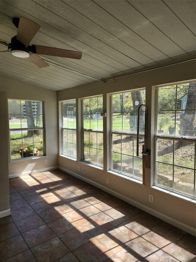 Building Photo - 13373 Southshore Dr