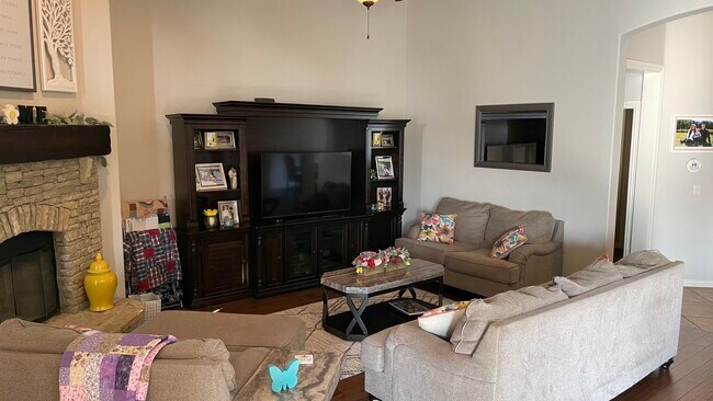 Building Photo - 15512 Maple Ridge Ln