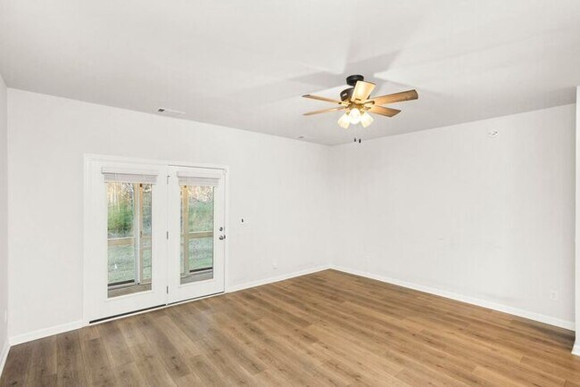 Building Photo - Newer Beautiful 3 Bed 2.5 Bath!