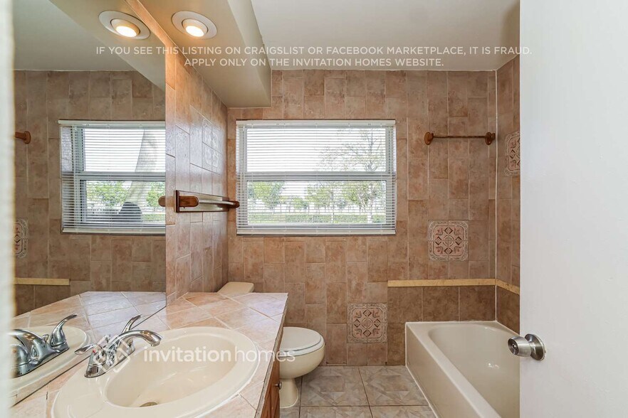 Building Photo - 250 SW 12th Ave