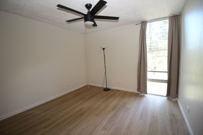 Building Photo - 3 bedroom - 2 bath - with 2 PARKING STALLS!