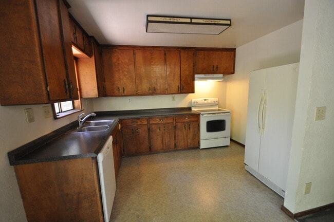 Building Photo - 23660 Ontario Dr