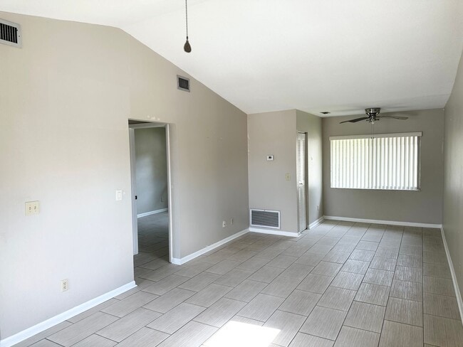 Building Photo - Upgraded 1 Bedroom Top Floor Unit in Winte...