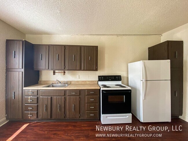 Building Photo - Charming Move-In-Ready 2-Bedroom Townhome