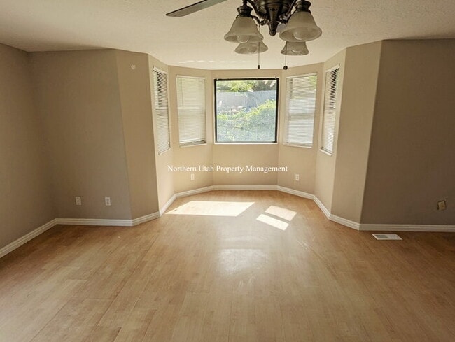 Building Photo - 2 bed 1 bath duplex