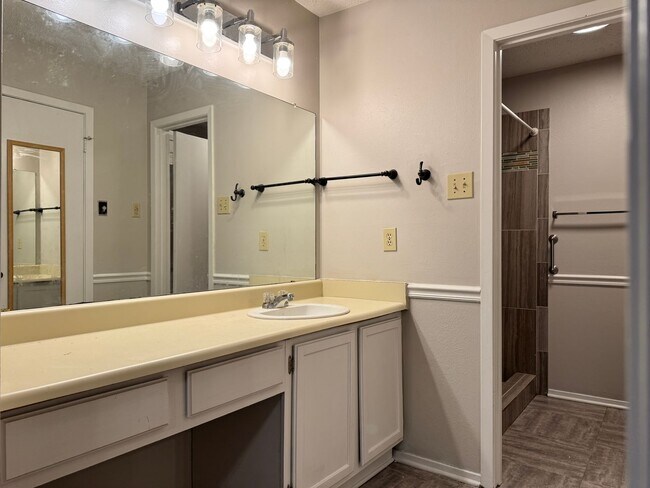 Building Photo - 400 South Town #105 - 2 bedroom Condo -POO...