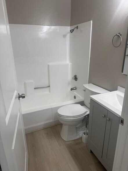 Building Photo - 374 N Ave 57