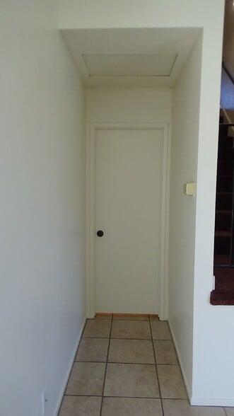 1/2 Bath Entry - 725 Summerwood Ln
