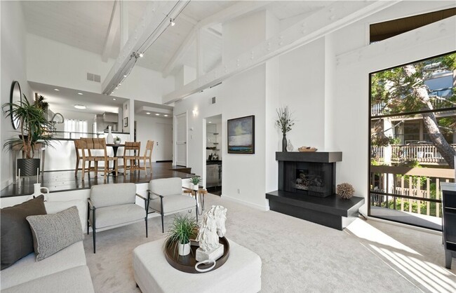 Building Photo - 5226 Marina Pacifica Dr S