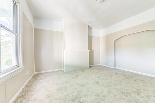 Building Photo - AVAILABLE NOW- 3 BEDROOM, 1.5 BATH HOME!