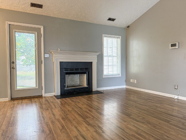 Building Photo - 162 Cavalier Dr