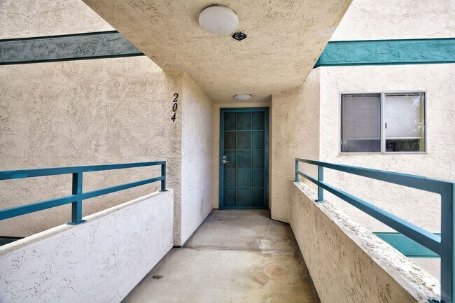 Building Photo - $3200 / Fabulous 2br / 2ba condo (Bankers ...