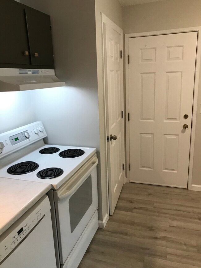 Kitchen - 15 Northbrook Dr