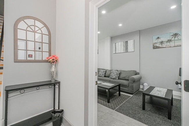 Building Photo - 479 Putnam Ave