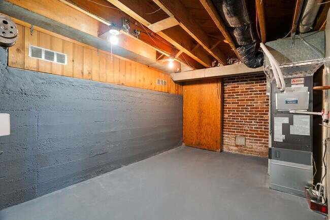 Building Photo - 1937 NE Dekum St