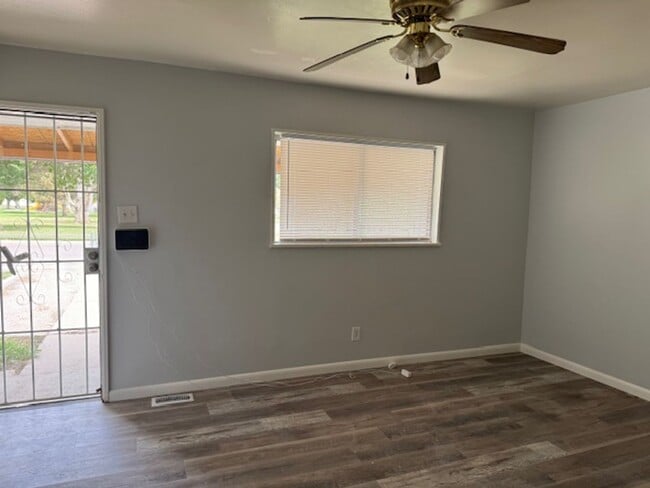 Building Photo - ALL PROSPECTIVE TENANTS MUST SUBMIT A ON LINE APPLICATION AND BE PRE-QUALIFIED PRIOR TO ANY SHOWI...