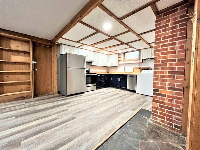 Building Photo - Newly Renovated Daylight Basement Duplex Apartment in Amazing Location!