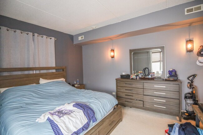 Building Photo - 4625 W Lawrence Ave