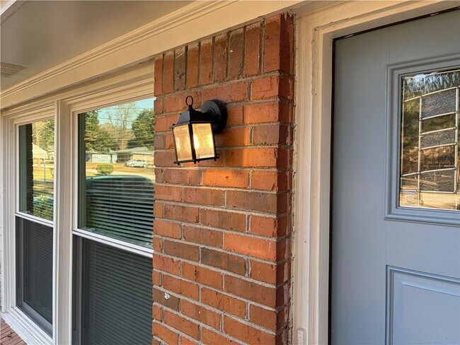 Building Photo - 1990 S Columbia Pl