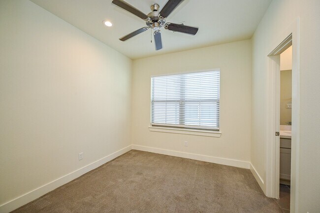 Building Photo - 1106 Fuschia Rd