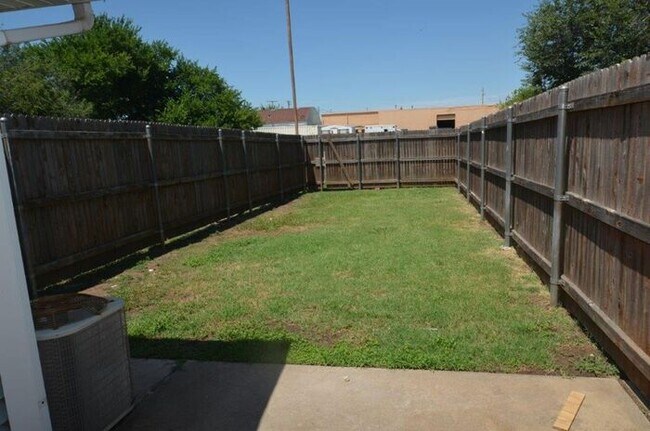 Building Photo - 2 Bed 1.5 Bath Townhome Warr Acres/Bethany