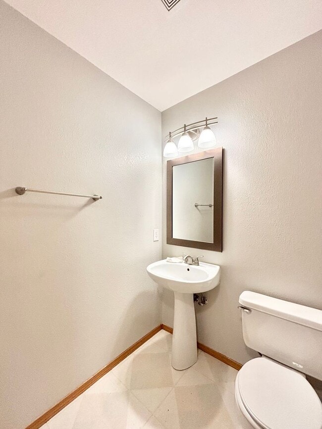 Building Photo - Great 4 bedroom home close to MSU & the ho...