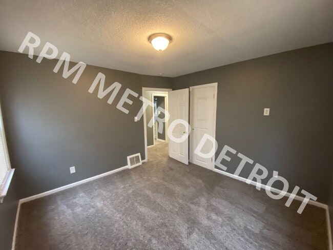 Building Photo - MOVE-IN READY BUNGALOW IN REDFORD