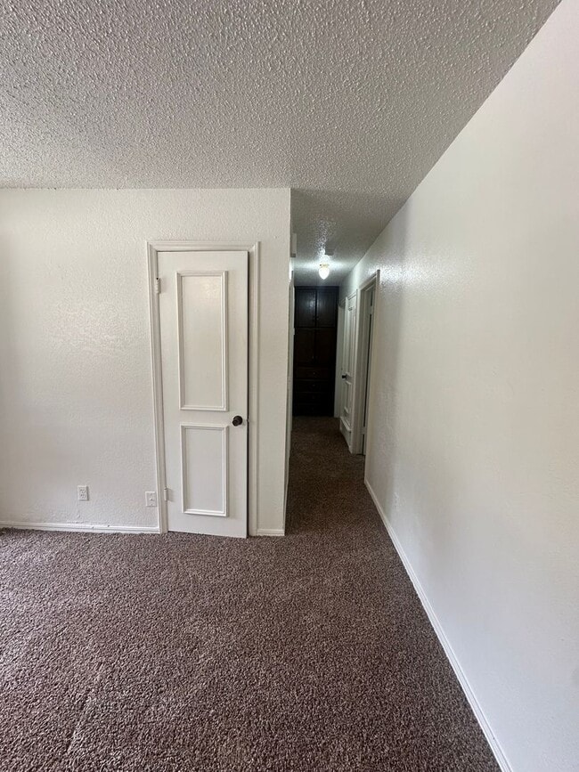 Building Photo - 3 bed, 1 bath, 1 car garage