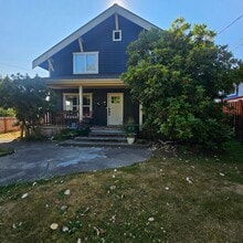 Building Photo - Comfortable 3-Bedroom, 2-Bath Lower Unit with Fully Fenced Yard in West Bremerton