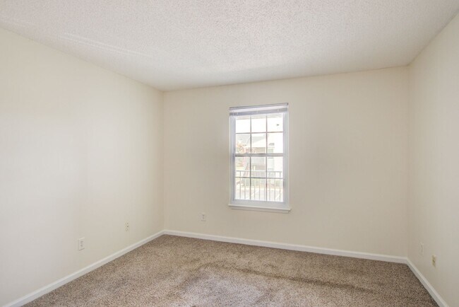 Building Photo - 2 Bedroom, 2 Bath Updated Condo, Newpointe...
