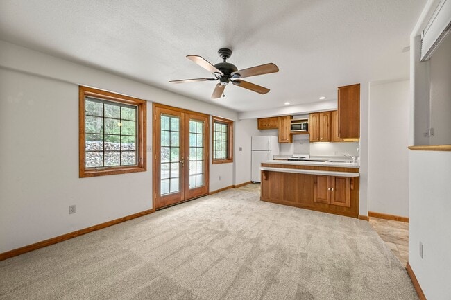 Building Photo - Mountain Life & Views- 4 bed 2 bath