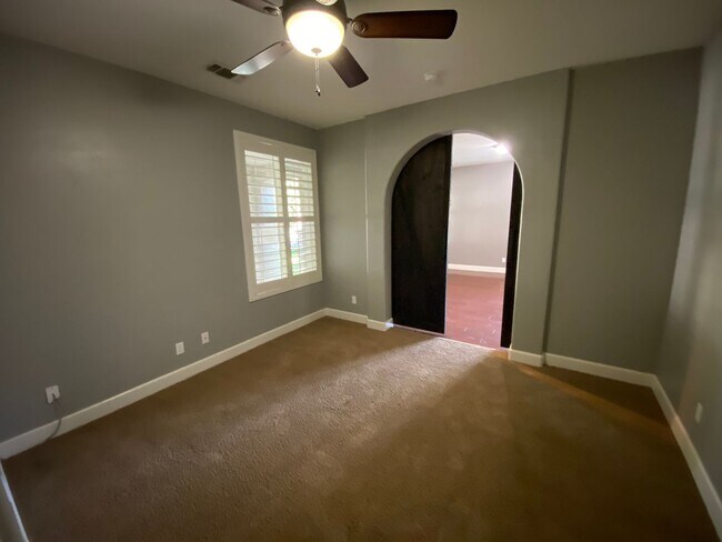 Building Photo - NW Visalia Home Rent Ready! !